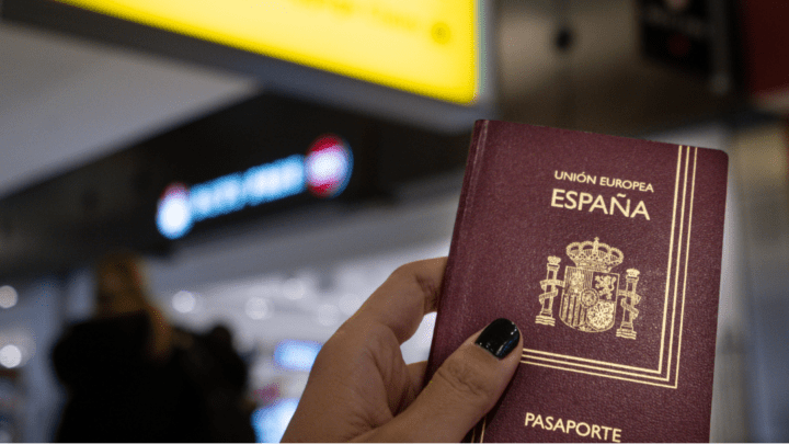 Pasaporte español en mano. Solicita nacionalidad por Ley de Nietos. Plazo final 2025 para descendientes.