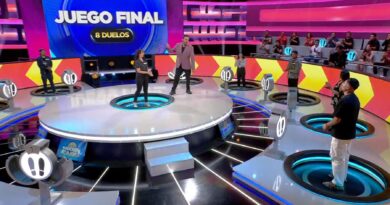 Ahora Caigo: Daniel Fuenzalida y concursantes en el set. Pantalla: 'Juego Final, 8 Duelos'. Líder de sintonía TVN.