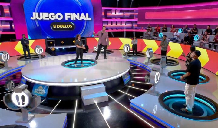 Ahora Caigo: Daniel Fuenzalida y concursantes en el set. Pantalla: 'Juego Final, 8 Duelos'. Líder de sintonía TVN.