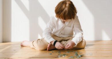Niño con TEA concentrado en un rompecabezas, desarrollando habilidades. Refleja el potencial y la inclusión educativa.
