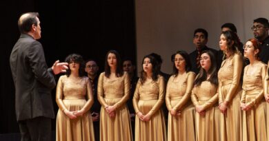 Felipe Molina dirige al Coro de Cámara USM, vestidos dorados, en el Festival de Olmué junto a Los Jaivas.