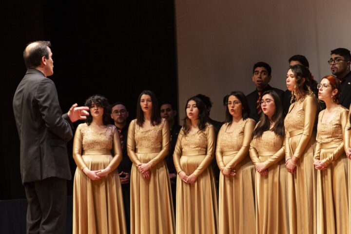 Felipe Molina dirige al Coro de Cámara USM, vestidos dorados, en el Festival de Olmué junto a Los Jaivas.