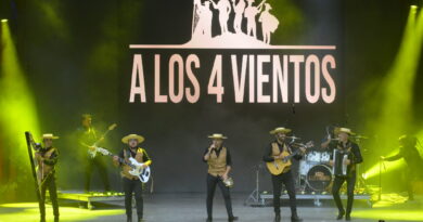 A los 4 Vientos en vivo en el Festival de Olmué. Músicos con sombreros tocan guitarra, acordeón y arpa chilena en El Patagual.