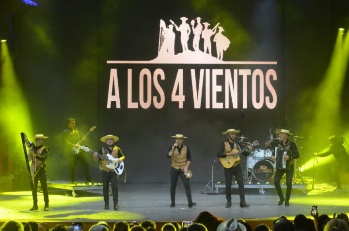 A los 4 Vientos en vivo en el Festival de Olmué. Músicos con sombreros tocan guitarra, acordeón y arpa chilena en El Patagual.