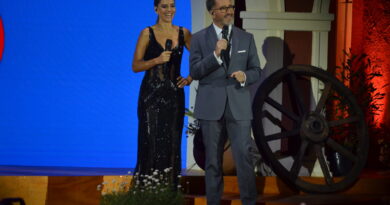 María Luisa Godoy (vestido Rubén Campos) y Eduardo Fuentes (traje gris) animan 3ra jornada Festival de Olmué.