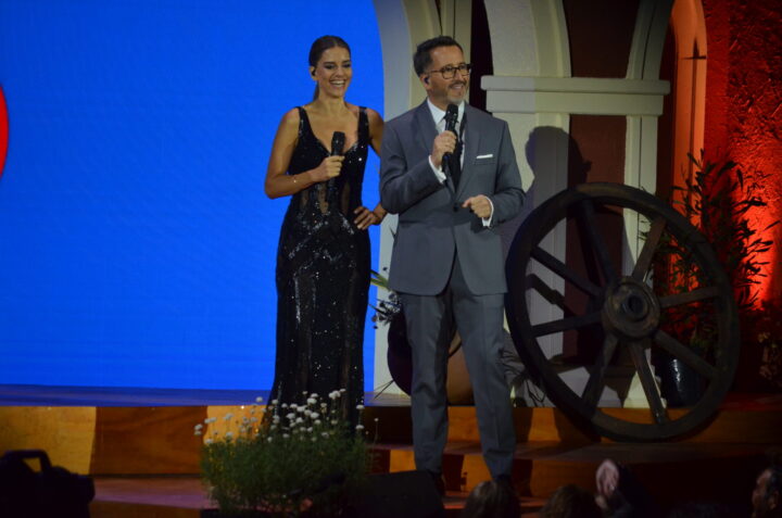 María Luisa Godoy (vestido Rubén Campos) y Eduardo Fuentes (traje gris) animan 3ra jornada Festival de Olmué.