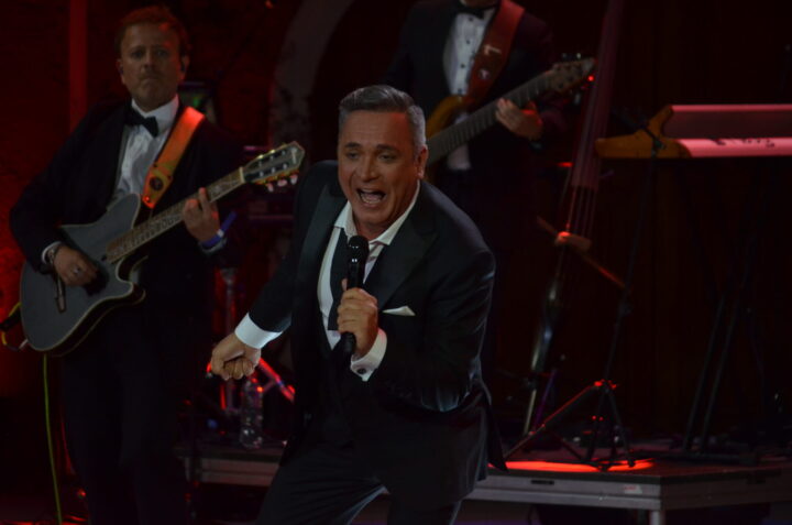Luis Jara canta con pasión en El Patagual, Festival de Olmué, celebrando 40 años de trayectoria musical.