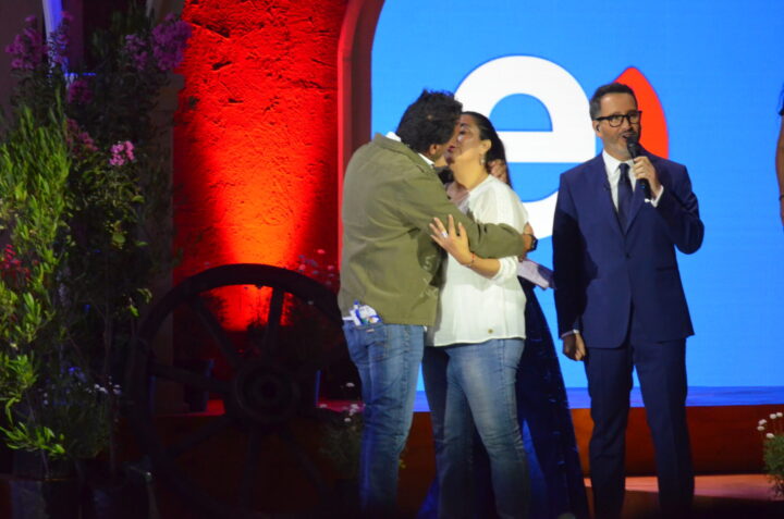 Daniel Fuenzalida y Valeria Tapia se besan en El Patagual, Festival de Olmué 2025, con Eduardo Fuentes.