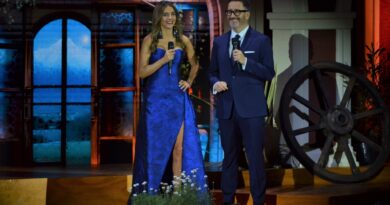 Animadores María Luisa y Eduardo en la fiesta huasa de Olmué. Ella de vestido azul de gala, él de terno.