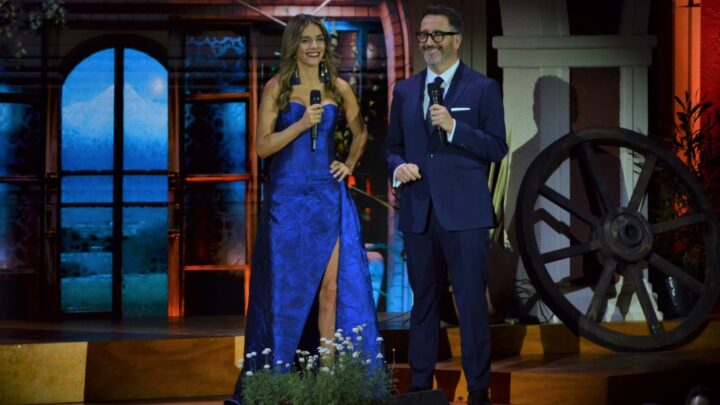 Animadores María Luisa y Eduardo en la fiesta huasa de Olmué. Ella de vestido azul de gala, él de terno.