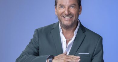 Daniel Fuenzalida, animador de TVN, sonríe y hace un gesto de "T" con las manos para "El Medio Día", el nuevo matinal.