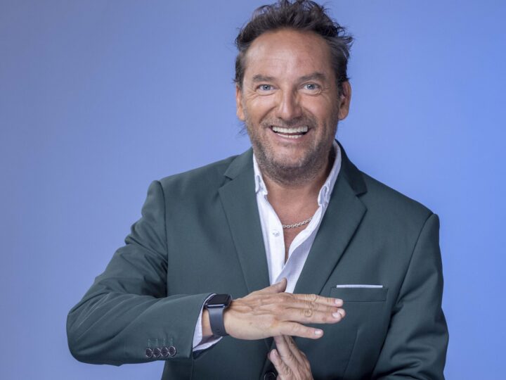 Daniel Fuenzalida, animador de TVN, sonríe y hace un gesto de "T" con las manos para "El Medio Día", el nuevo matinal.