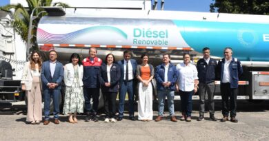 Funcionarios Enap y autoridades chilenas junto a camión de Diésel Renovable Enap, combustible de aceite usado que reduce 80% CO2.