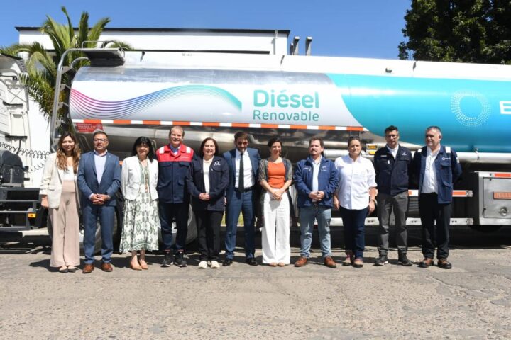Funcionarios Enap y autoridades chilenas junto a camión de Diésel Renovable Enap, combustible de aceite usado que reduce 80% CO2.