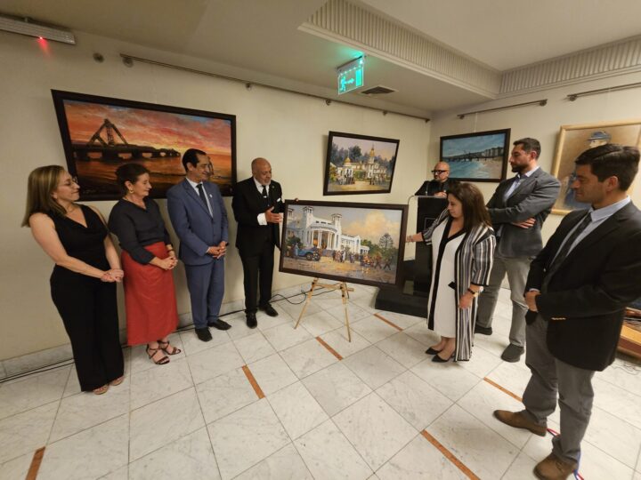 Inauguración exposición de arte en el Casino de Viña del Mar. Obras inéditas celebran los 150 años de la ciudad.