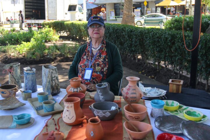 Artesana de la Asociación de Artesanas de Quilpué en su stand de artesanías en la Feria Creativa Local FECICH.