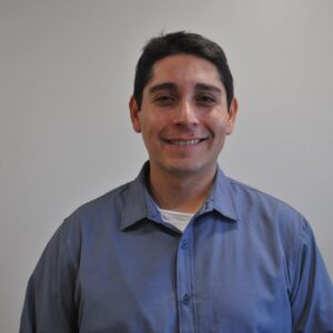 Dr. Fernando Vergara Hernández, veterinario, autor del artículo sobre entrenamiento temprano para prevenir lesiones en caballos de carrera.