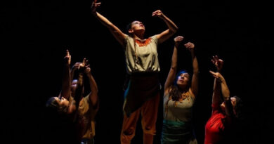 DanzaLA presenta 'Hilanderas'. Cinco bailarinas en escena, representando el arte de hilar de las mujeres de Colliguay.