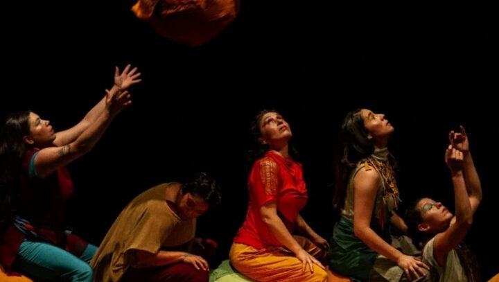 Compañía DanzaLA en "Hilanderas". Cinco bailarinas con vestuario colorido en escena, una alcanza tela, simbolizando el arte de hilar en Colliguay.