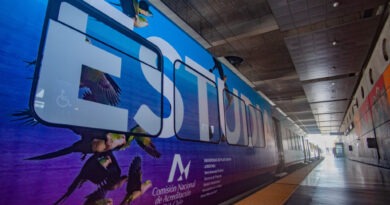 Tren EFE Valparaíso con publicidad UPLA en estación. Diseño azul/morado, texto "ESTUDIA" y acreditación CNA-Chile. Admisión.