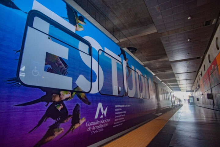 Tren EFE Valparaíso con publicidad UPLA en estación. Diseño azul/morado, texto "ESTUDIA" y acreditación CNA-Chile. Admisión.