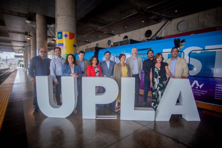 Autoridades UPLA y EFE Valparaíso con letras UPLA y tren publicitario de admisión en Estación Puerto.
