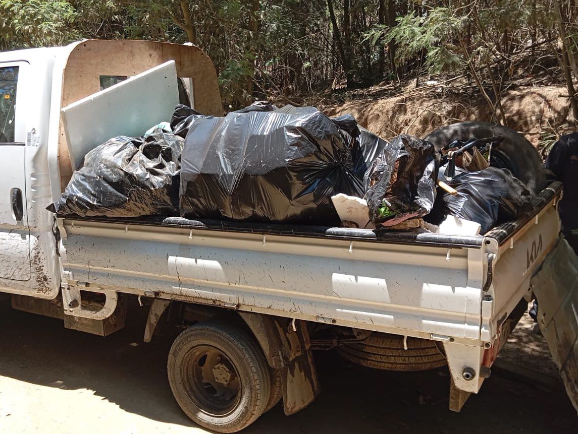 Camioneta cargada con basura y escombros retirados por Esval del Tranque La Luz.
