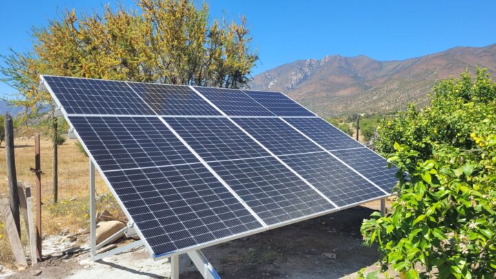Paneles fotovoltaicos en campo de Valparaíso. Energía para riego, reduciendo hasta 60% la cuenta de luz de agricultores.