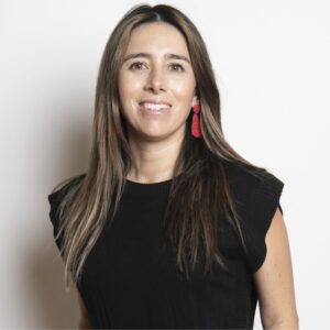 Paulina Assmann, CEO Sequre Quantum y experta en seguridad cuántica, sonríe. Pelo castaño, aretes rojos.