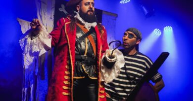Capitán Garfio y pirata en Peter Pan, Compañía IluCión. Teatro gratuito en Sala IPA Valparaíso.
