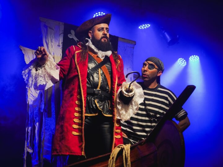 Capitán Garfio y pirata en Peter Pan, Compañía IluCión. Teatro gratuito en Sala IPA Valparaíso.
