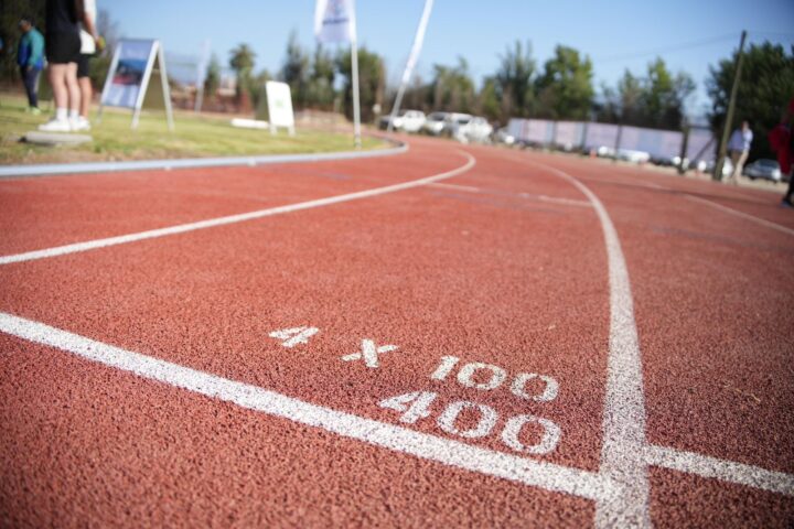 Nueva pista atlética de recortán en Limache. Marcas de 4x100 y 400m. Hito para el atletismo en Valparaíso.