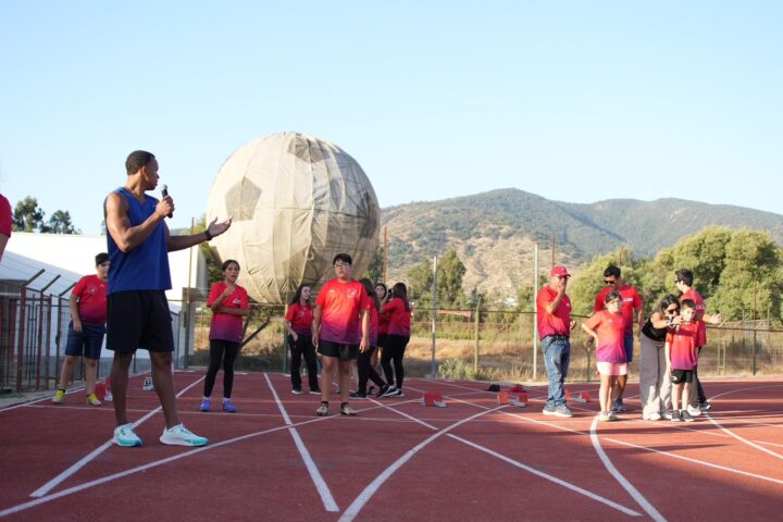 Santiago Ford, medallista Panamericano, habla a jóvenes atletas en la inauguración de la pista de recortán en Limache.