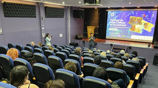 Público en Auditorio Lidia Iratchet, Quintero. Charla del Festival de Cine Chileno FECICH. Pantalla: 'Festival de Cine Chileno'.