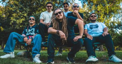 La banda chilena Zuraka, 6 músicos de reggae, posa en un parque. Rinden tributo a Los Jaivas con “La Conquistada”.