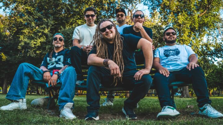 La banda chilena Zuraka, 6 músicos de reggae, posa en un parque. Rinden tributo a Los Jaivas con “La Conquistada”.