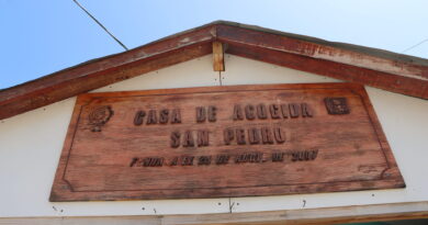Letrero de madera de la Casa de Acogida San Pedro en Quillota. El centro de salud ampliará su capacidad.