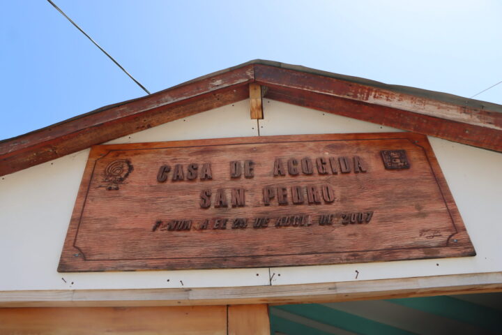 Letrero de madera de la Casa de Acogida San Pedro en Quillota. El centro de salud ampliará su capacidad.