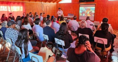 Lanzamiento de libro y videos sobre pescadores y algueras de Caleta Pichicuy. Audiencia atenta a la presentación del proyecto cultural.