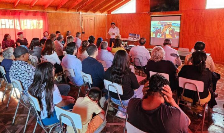 Lanzamiento de libro y videos sobre pescadores y algueras de Caleta Pichicuy. Audiencia atenta a la presentación del proyecto cultural.