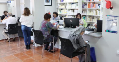 Farmacia Comunal San Martín, Quillota. Clientes y estantes con suministro normalizado de medicamentos.