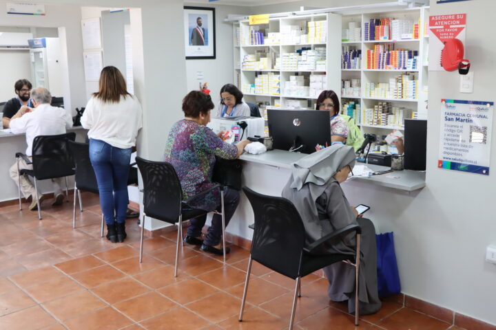 Farmacia Comunal San Martín, Quillota. Clientes y estantes con suministro normalizado de medicamentos.