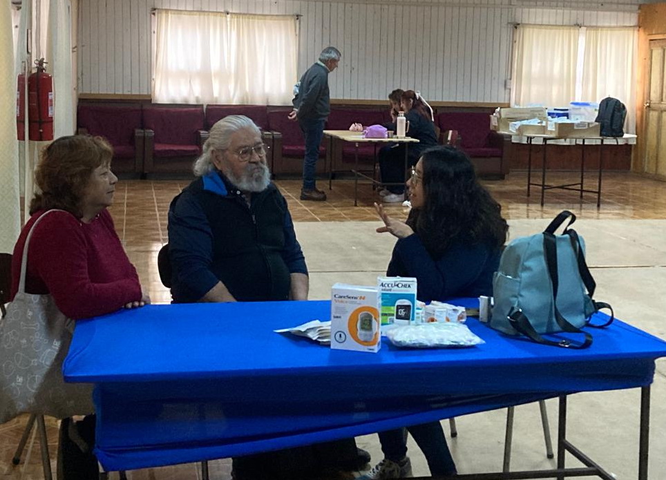 Profesional de Farmacia en tu Barrio Quillota capacita a adultos mayores sobre medicamentos y uso de glucometers.