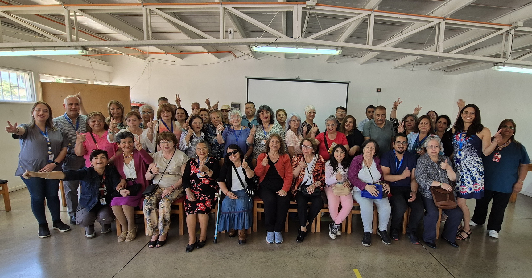 Grupo de 2000 beneficiados por Farmacia en tu Barrio Quillota en jornadas de capacitación sobre salud y medicamentos.