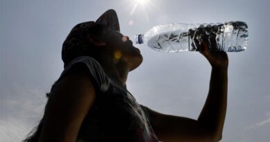 Hidratación con agua bajo el sol. Evita el golpe de calor en la ola de calor de Quillota.