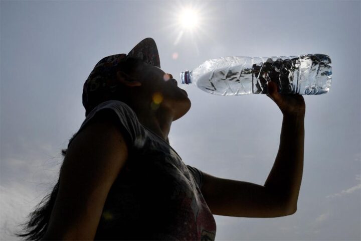 Hidratación con agua bajo el sol. Evita el golpe de calor en la ola de calor de Quillota.