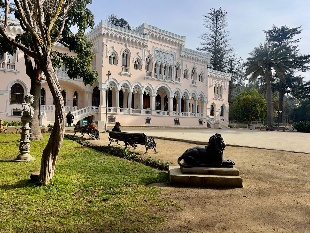 Palacio Vergara, Viña del Mar. Edificio rosado con arcos, jardines y escultura de león. Sede de exposiciones y actividades de verano.
