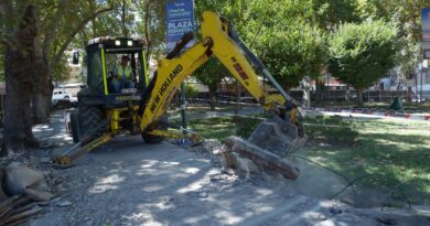 Inicio de obras en Plaza Forestal, Viña del Mar: retroexcavadora New Holland remueve escombros.