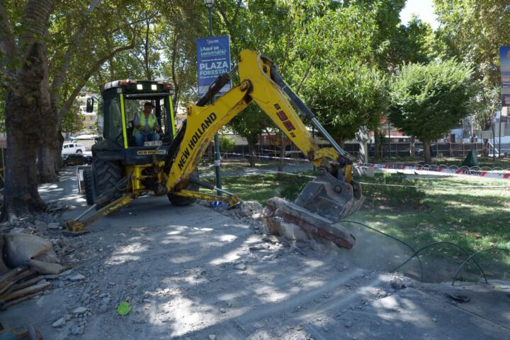 Inicio de obras en Plaza Forestal, Viña del Mar: retroexcavadora New Holland remueve escombros.