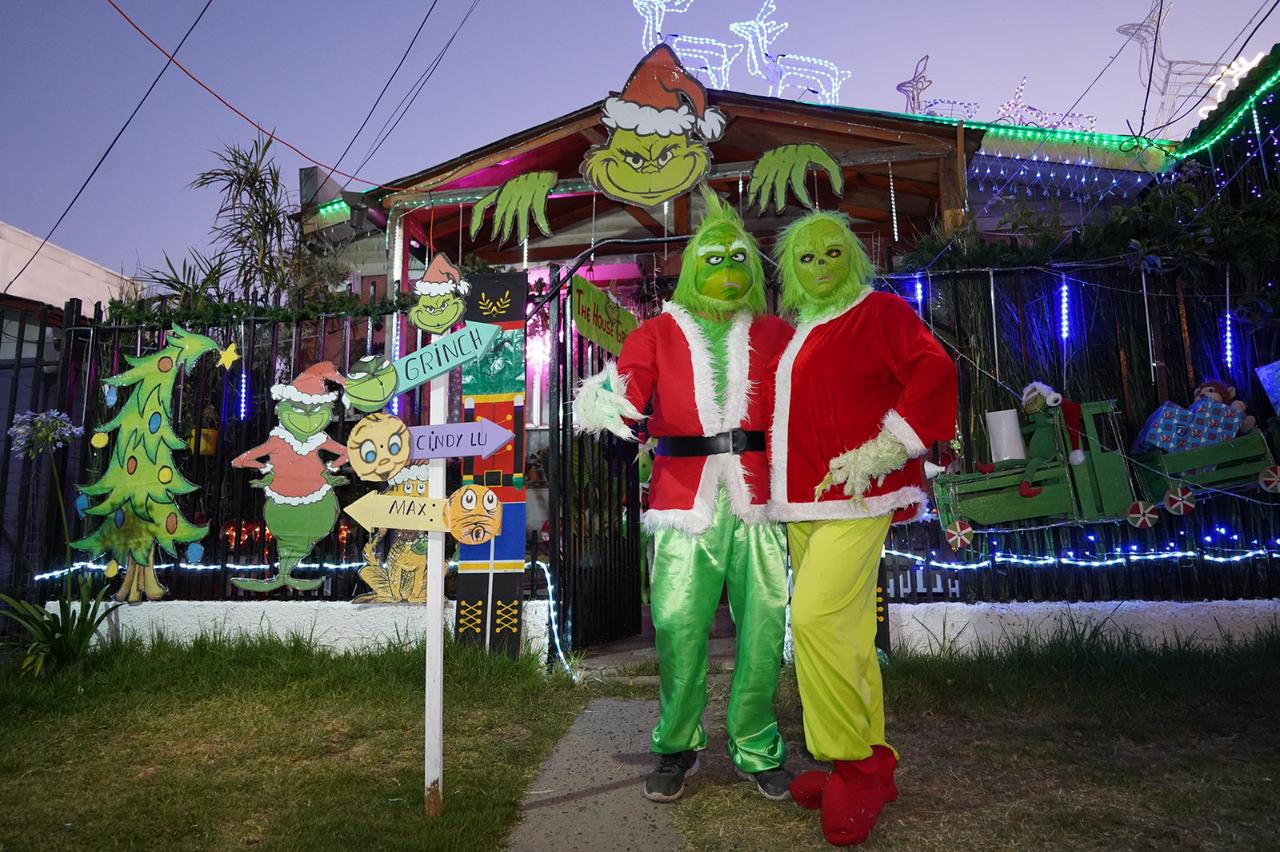 Casa ganadora Concurso Ornamentación Navideña Villa Alemana. Decoración Grinch con luces y personas disfrazadas.